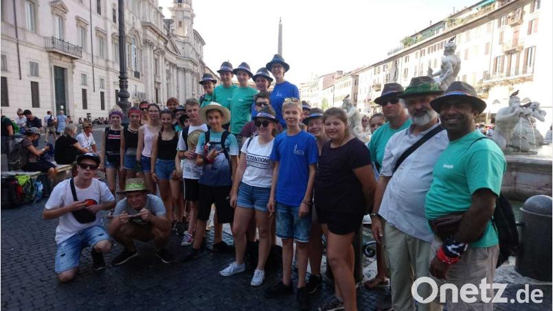 Am 29. Juli brachen 20 Ministranten aus Schwarzenfeld und Stulln mit sechs Begleitern nach Rom auf. Neben der Besichtigung der bekannten Sehenswürdigkeiten war die Sonderaudienz bei Papst Franziskus der Höhepunkt ihrer Wallfahrt. 60 000 Ministranten jubelten am Petersplatz dem Pontifex zu. exb