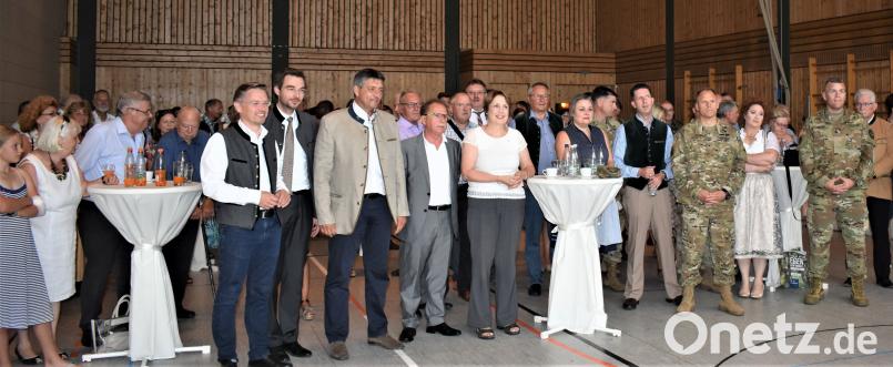 Beim DAGA-Empfang in der Stadthalle Grafenwöhr gab es viele Gäste, denen der amerikanische DAGA-Präsident James P. Federline (rechts) die Vielfältigkeit bei den Speisen und der Unterhaltung sowie die große Geräteschau ans Herz legte. rgr