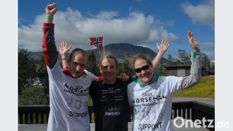 Johannes Bergler (Mitte) im schwarzen Finisher-Shirt: Mit Hilfe seines Bruders Lorenz und Freundin Saskia absolvierte der Triathlet der DJK Weiden den „Norseman“, einen der schwersten Langstrecken-Wettbewerbe der Welt. exb