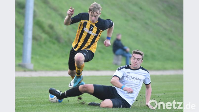 In der vergangenen Saison standen sich die U19-Teams der SG Tirschenreuth (links, Lukas Schön) und der JFG FC Stiftland (rechts, Maximilian Weiß) noch in der Bezirksoberliga gegenüber. Nun sehen sich die Nachbarn in der Kreisliga wieder. Schrems