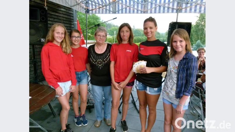 Über eine überraschende Spende freuen sich die SCE-Fußballmädchen um Trainerin Mareike Vollath (Zweite von rechts). Angelika Bohne überreicht ihnen 250 Euro aus dem Erlös des Ein-Euro-Basars. rn