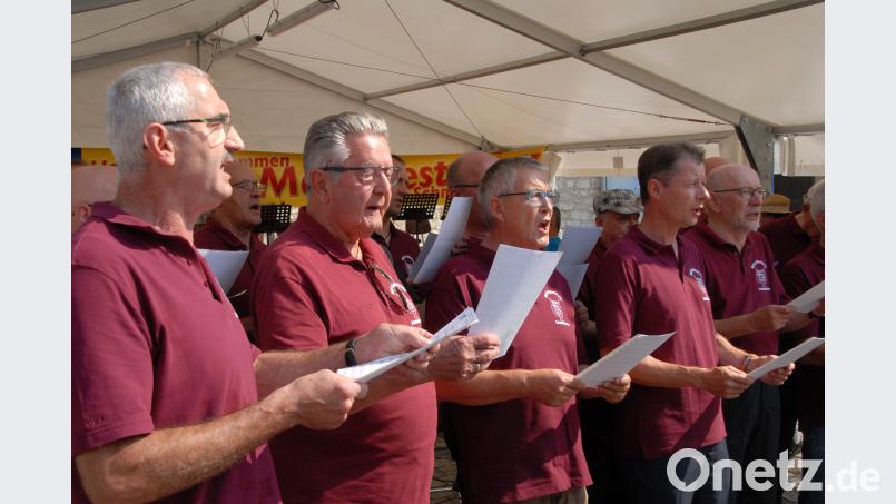 Der Männergesangverein eröffnete mit einem musikalischen Frühschoppen den Marktfestsonntag. pop