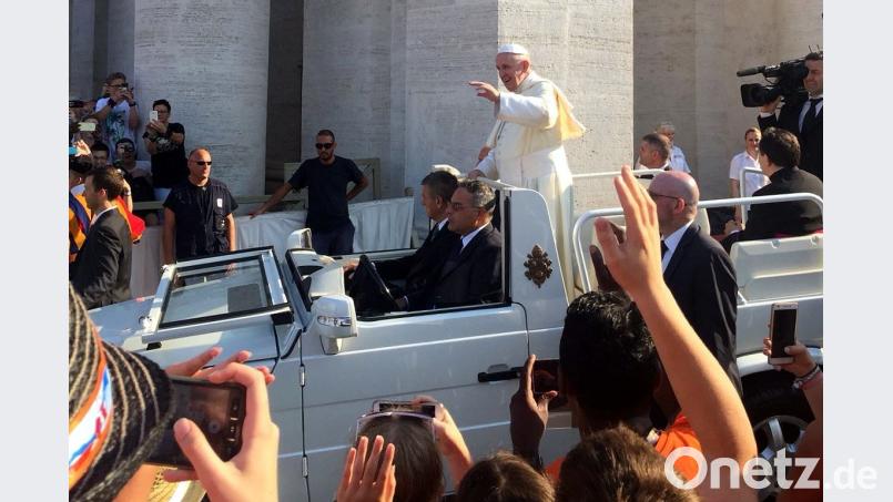 Ganz nah fuhr Papst Franziskus im Papamobil an der begeistert jubelnden Ministrantengruppe aus der Pfarreiengemeinschaft vorbei. rbm
