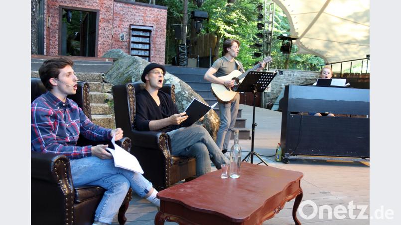 Einen gekürzten „Black Rider“ präsentierten (von links) Claudio Gottschalk-Schmitt, Karsten Kenzel, Maurice Ernst und Carolin Waltsgott auf der Luisenburg-Bühne. stg