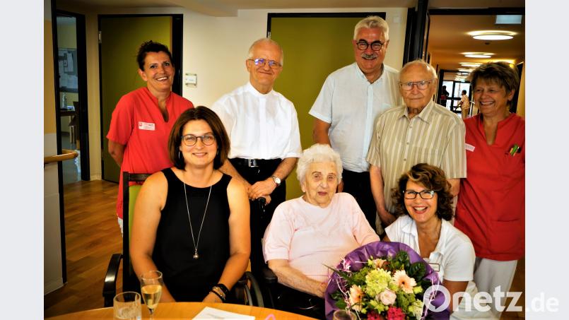 Ihren 95. Geburtstag feiert Rosa Hermann (Mitte). Mit dabei sind Enkelin Bettina und Pflegedienstleiterin Romina Padschun (vorne, von links). Mit im Bild Andrea Adam, Stadtpfarrer Josef Häring, Bürgermeister Rupert Troppmann, Josef Karl und Monika Reierhöfer (stehend, von links). arw
