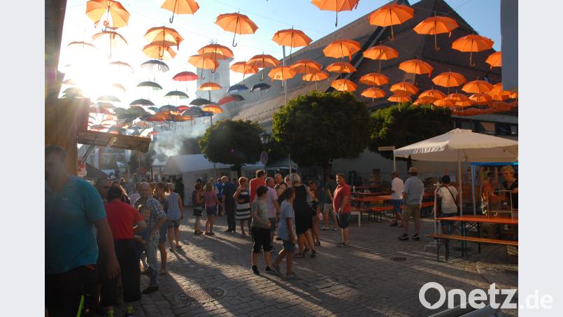 Blickfang: Die Schirmstraße im untergehenden Licht der Sonne. pop