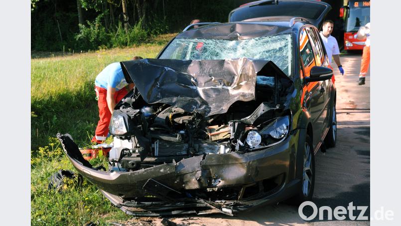 Den Schaden am VW Touran, dessen Fahrer mit mittelschweren Verletzungen ins Klinikum St. Marien kam, gab die Polizei mit etwa 15 000 Euro, den am Motorrad mit 3000 Euro an. Zum Einsatzort eilten die Feuerwehr aus Ursensollen, das BRK und ein Notarzt. Bild gf