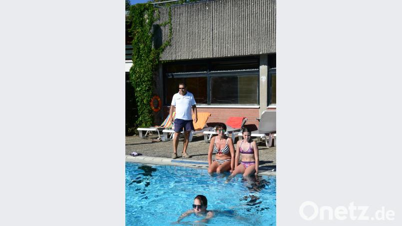 Bademeister Hubert Rewitzer hat bei seinem Rundgang durchs Freibad immer die Wasserfläche im Auge. bey