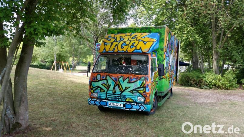 Der Spielwagen parkt lieber mal im Schatten. exb