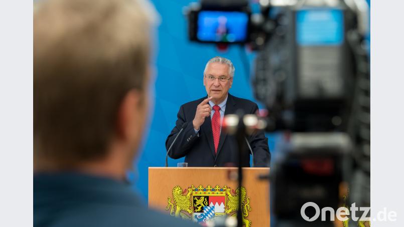 Joachim Herrmann (CSU), Innenminister von Bayern, stellt im bayerischen Innenministerium die Verfassungsschutzbilanz für das erste Halbjahr 2018 vor. Peter Kneffel/dpa