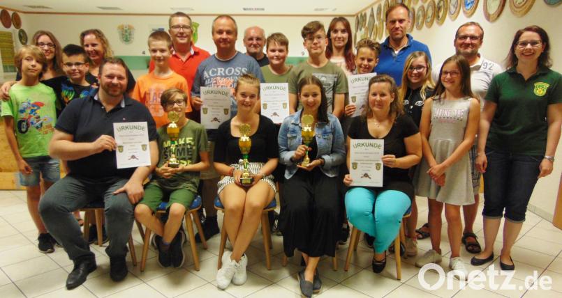 Das 9. Eltern-Kind-Schießen beim Schützenverein „Hubertus“ ist mit elf teilnehmenden Paaren wieder ein Erfolg. du