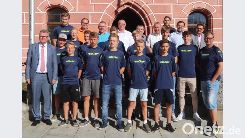 Die-C-Junioren der SG Rosenberg Traßlberg Loderhof Kauerhof beim Empfang durch die Offiziellen der Stadt Sulzbach-Rosenberg. mfh