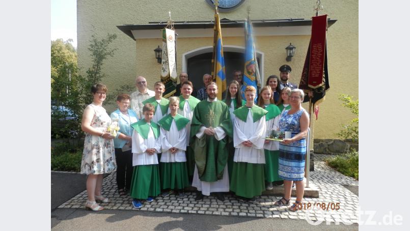 Die örtlichen Vereine und Verbände verabschiedeten sich bei einem Gottesdienst in Steinmühle von Kaplan Florian Weindler (Mitte). exb