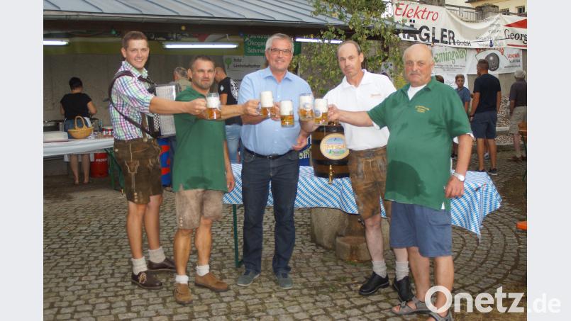 Bürgermeister Richard Tischler zapfte das von der Brauerei Jakob spendierte Fass Bier an. Im Bild von links Musikant Hannes Reis, zweiter Vorsitzender Thomas Blau, Bürgermeister Richard Tischler, Verkaufsleiter Markus Lernbecher und Vorsitzender Bernhard Baier. slh