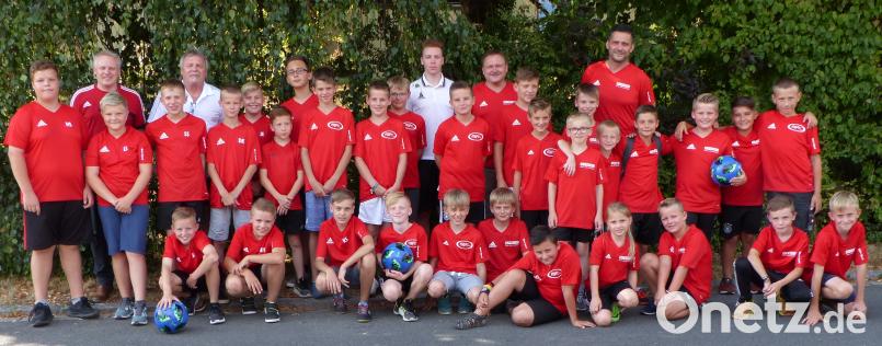 Dank seiner sehr guten Nachwuchsarbeit wurde der SC Kirchenthumbach drei Mal Meister bei der E-Jugend sowie bei der D-Jugend. Das spricht für die gute Arbeit im Verein. Das Bild zeigt die erfolgreichen Mannschaften des SC Kirchenthumbach zusammen mit Bürgermeister Jürgen Kürzinger und ihren Trainern Franz Strauß (hinten, von links) sowie Gerhard Schindler, Berthold Schwemmer und Bastian Strauß (hinten, von rechts).	Bild: lep lep