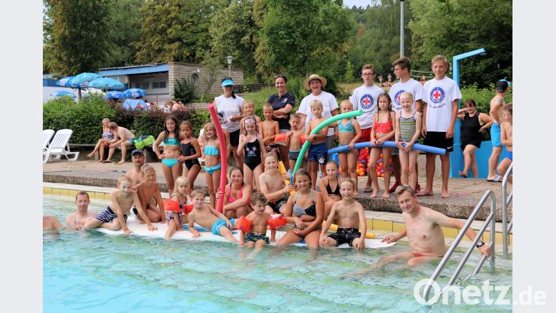Viel Freude haben die Kinder alljährlich am Ferienprogramm der Wasserwacht und des Förderkreis Freibad. Markus Münchmeier (vorne rechts) sowie Patrizia Henze, Kerstin Münchmeier und Lisa Rauh (hinten von links) hatten sich auch in diesem Jahr zahlreiche Spiele rund um das Schwimmbecken einfallen lassen. bsc