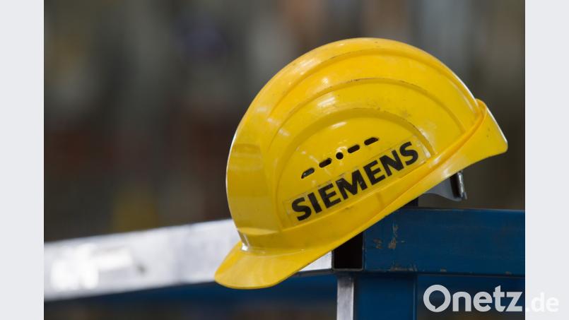 Ein gelber Schutzhelm mit dem Aufdruck &quot;Siemens&quot; liegt in einer Montagehalle des Siemens-Turbinenwerks in Görlitz. Sebastian Kahnert/dpa-Zentralbild/dpa