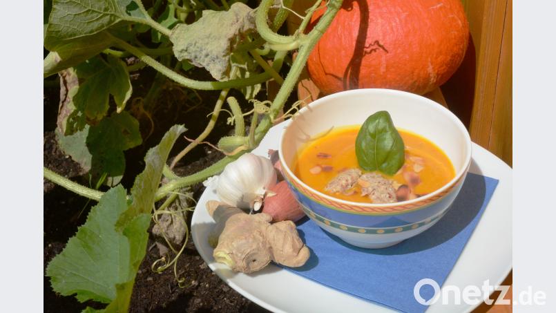 Feine Mandelklößchen runden die Kürbissuppe ab. Gabi Schönberger
