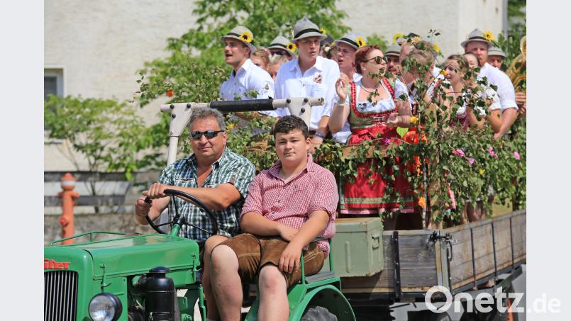 Helmut Ehbauer (am Steuer) bringt mit seinem geschmückten Anhänger die Paare zum Austanzen. Bild: egl