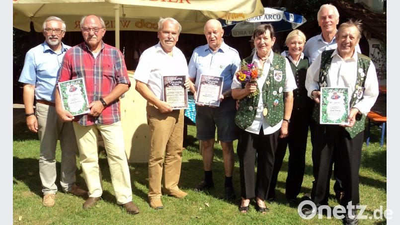 Beim Schnupfer-Jubiläum gaben sich auch der stellvertretende Landrat Arnold Kimmerl (Zweiter von rechts) und Bürgermeister Manfred Rodde (links) die Ehre, hier mit den geehrten, langjährigen Mitgliedern und Schirmherrin Gabi Wittleben (Dritte von rechts). ksi