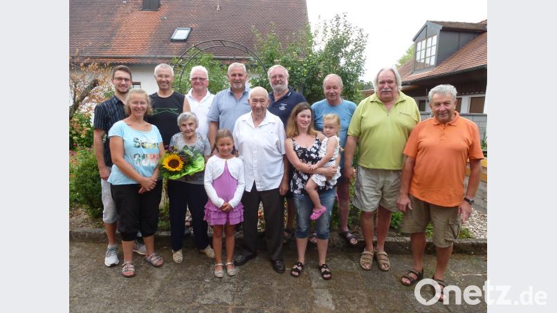 Sein Alter sieht man ihm nicht an: Jubilar Karl Zwiebler (vorne, Mitte, mit Ehefrau) erhält viele Komplimente zu seinem 90.Geburtstag. Dazu gratulieren auch die Kinder Erika, Karl-Heinz, Klaus und Beate. bk