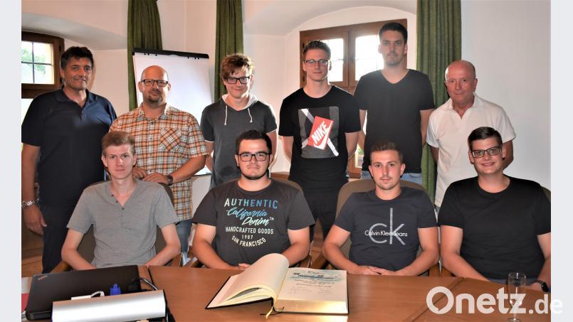 Bürgermeister Edgar Knobloch (links) freut sich mit den Tischtennisherren der zweiten Mannschaft und gratuliert zum Aufstieg in die Bezirksklasse A. Mit auf dem Bild sind Spartenleiter Thomas Winter (Zweiter von links) und Thomas Reiter, der Vorsitzende des SV TuS/DJK (rechts). rgr