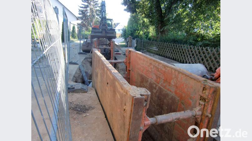 Kanalbaustelllen wie diese in Dürnsricht, aufgenommen im Jahr 2015, wird es mit hoher Wahrscheinlichkeit auch künftig in der Gemeinde Fensterbach geben. Doch erst muss ein sogenanntes Kataster fertig sein. Es wird Fixpunkte liefern für die Dringlichkeit von Maßnahmen. Archivbild: hou hou