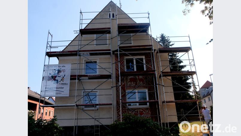 In der Flossenbürger Straße 24 ist der Sitz des Bauvereins. Zurzeit wird die auffallende Fassade des Hauses neu gestaltet. le