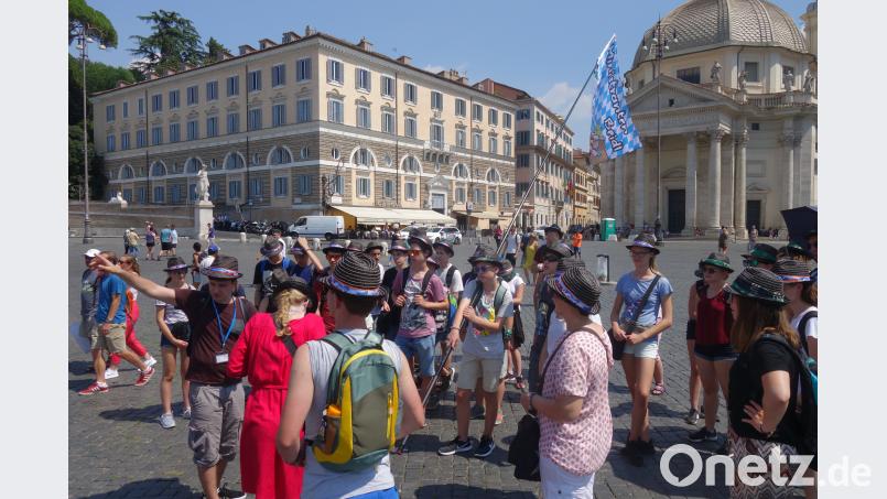 Erkennungsmerkmal: Die Beidler Ministranten-Fahne ist ein ständiger Begleiter in Rom, mit der sich die Gruppe leicht wiederfinden kann. flt