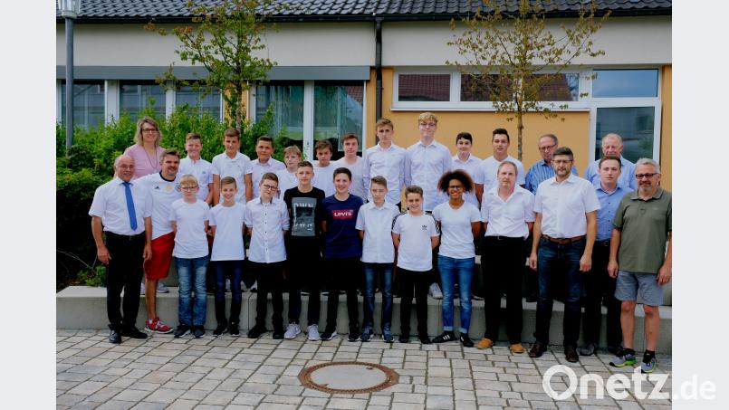 Vereint in einer Spielgemeinchaft wurden die C-Jugendkicker aus Speinshart, Neustadt am Kulm und Trabitz Meister in der Kreisklasse 1 Amberg/Weiden und steigen in die Kreisklasse Weiden auf. Unser Bild zeigt das Team mit den Bürgermeistern Albert Nickl, Carmen Pepiuk und Karl-Heinz Schultes, den Betreuern, Ehrenvorstand Andreas Steinl und Ehrenmitglied Norbert Schnödt. do