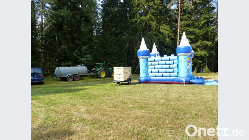 Hüpfburg und Güllefässer . fsc