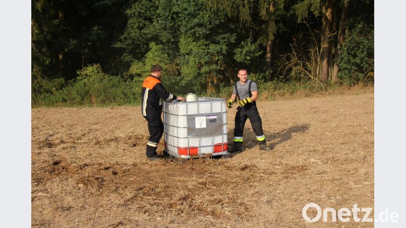 Lappersdorf: Wurfmine in Feld bei Erntearbeiten entdeckt - Sprengkommando muss Zünder noch vor Ort sprengen. Auer, Alexander