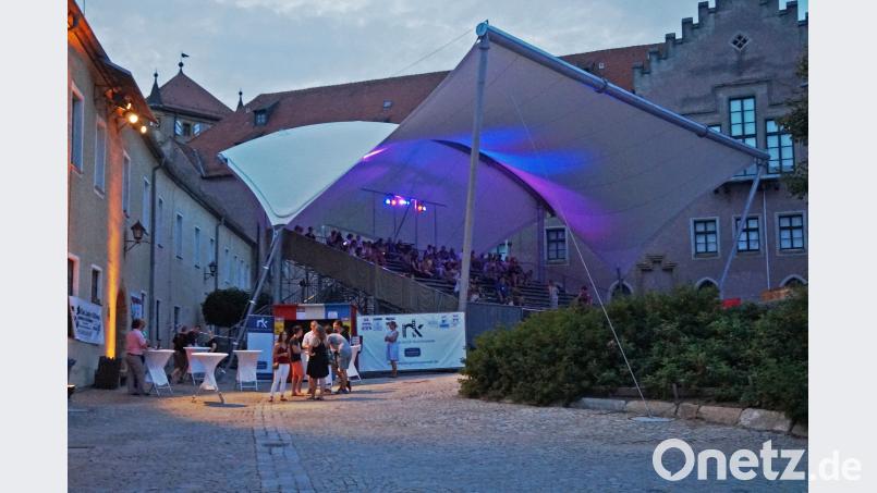Die Festspiel-Tribüne hat ihre Feuertaufe als Open-Air-Kino bestanden. Zur Premiere wurde das Drama "Aus dem Nichts" gezeigt, bis Samstag wird jeden Abend ein weiterer Film gezeigt. Durch das sichere Dach wären auch Aufführungen bei schlechtem Wetter möglich. weu