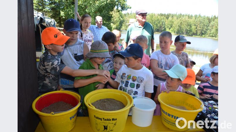 Was duftet denn da? Schnell stecken die Mädchen und Buben ihre kleinen Näschen in die Lockmittel. Nicht nur Orange und Zitrone ziehen Fische an. dob