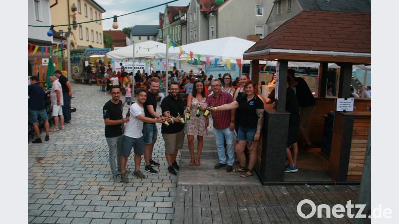 Bieranstich einmal ganz anders. Die Junge Union Wiesau und der JU Kreisverband zeigten sich – zusammen mit Bürgermeister Toni Dutz (Vierter von rechts) – mit der Resonanz mehr als zufrieden. wro