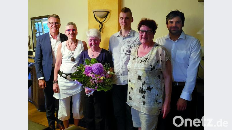 Mit einem Geschenk wurde Jutta Hösl von der Tirschenreuther Inforunde verabschiedet. Das Bild zeigt (von links) Bürgermeister Franz Stahl soiwe Doris Rösch, Jutta Hösl, Markus Fürst, Liselotte Kulzer und Stefan Meyer von der Tirschenreuther Inforunde. exb