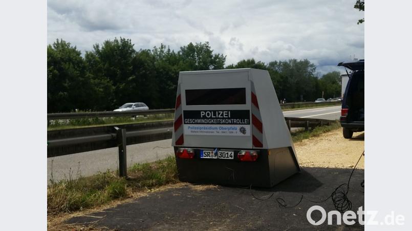 Ein sogenannter Enforcement-Trailer der Polizei im Einsatz an der Autobahn A3. jut