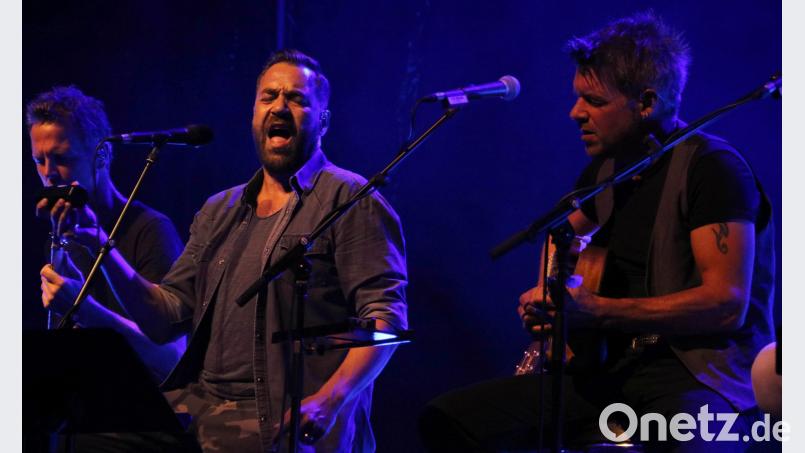 Als erstklassiger Entertainer mit gefühlvoller Soul-Stimme begeistert Laith al-Deen (Mitte) bei seinem Konzert auf der Luisenburg. Andrea Herdegen