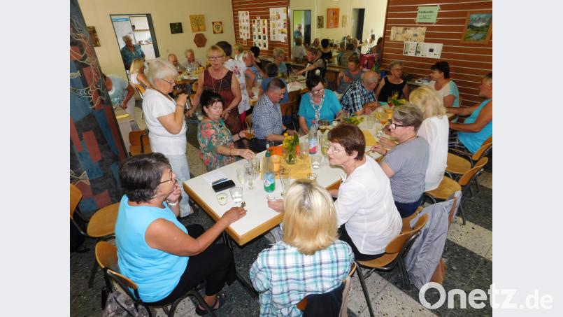 Das von Angela Fraunholz angesetzte Holunder- und Himbeerwasser genießen die Mitglieder der Selbsthilfegruppe bei ihren Gesprächen. hai