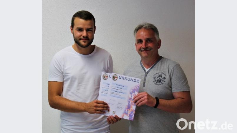 Gold-Qualitäten stellte jetzt Jonas Bäumler (links) auch am Instrument Tenorhorn unter Beweis. Alexander Riedl, Kreisvorsitzender im Nordbayerischen Musikbund, gratulierte. Bäumler ist in der Stiftländer Jugend- und Blaskapelle sowie in weiteren Ensembles aktiv. exb