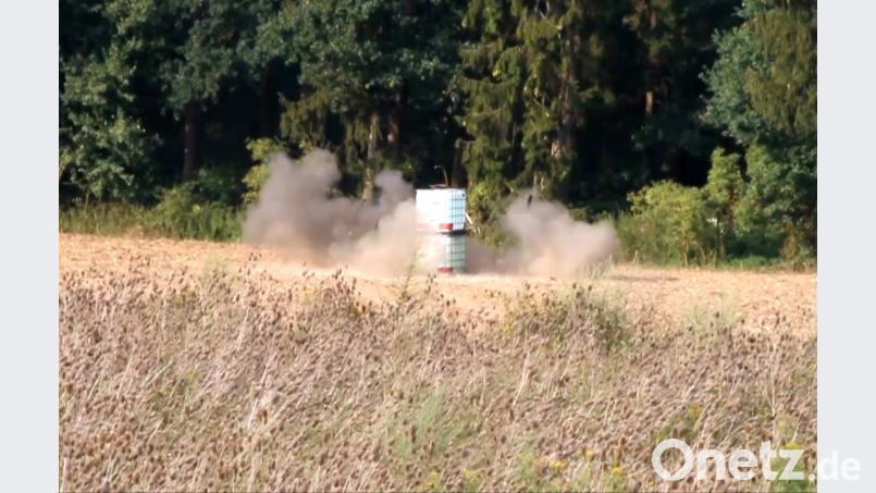 Lappersdorf: Wurfmine in Feld bei Erntearbeiten entdeckt - Sprengkommando muss Zünder noch vor Ort sprengen. Auer, Alexander