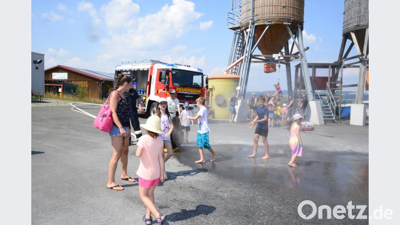 Vorne gibt´s eine Abkühlung, im Hintergrund können sich die Kinder im Rettungsgurt hochhieven lassen. bey