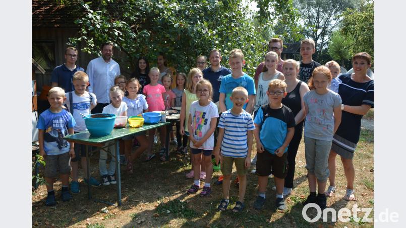 Großen Spaß hatten zahlreiche Kinder bei einer Pizza-Backaktion der Jungen Union im Kreislehrgarten. jr