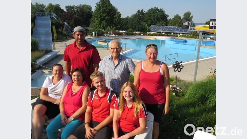 Schon lange, bevor das Schwandorfer Freibad aufmacht, sind Leiter Rüdiger Frey (stehend, Mitte) und seine Mannschaft im Einsatz. Tietz