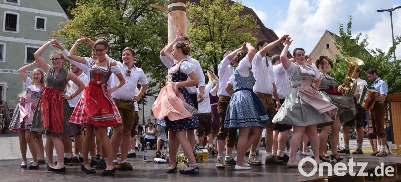 Schweißtreibender Spaß: In der Gluthitze am Hohenburger Marktplatz tanzen die Paare den Kirwabaum aus. bö