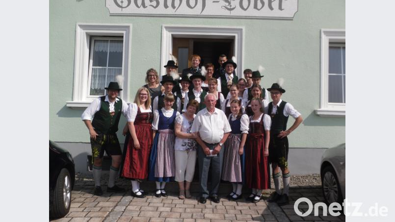 Gemeinsam mit seiner Familie und zahlreichen Vereinsvertretern feiert Adolf Pemp (Mitte) seinen 85. Geburtstag. miu