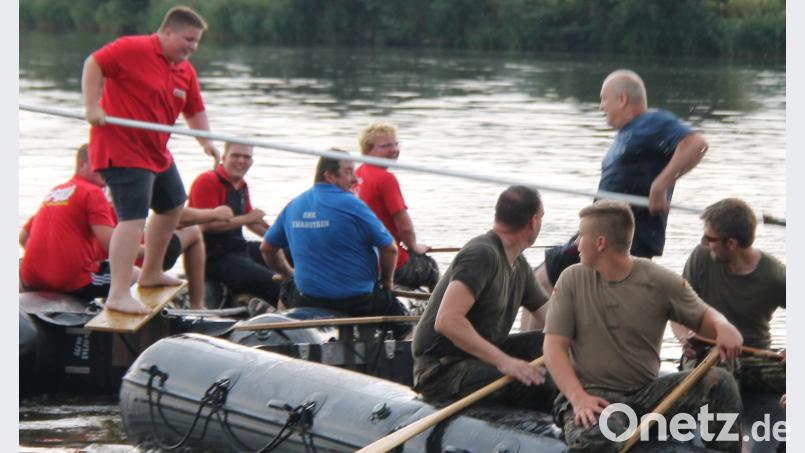 Andreas Reitinger (links) gewann das Fischerstechen und stieß manchen Erwachsenen vom Boot. Auch Bürgermeister Walter Schauer wurde von ihm ins Wasser befördert, was zur Belustigung der Bevölkerung beitrug. dl