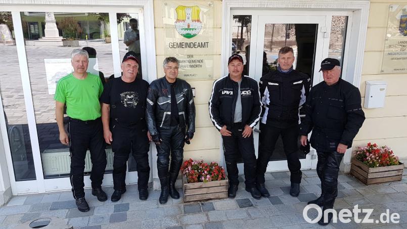 Ins Waldviertel nach Niederösterreich führte die Tour der „Motorradfreunde Grafenwöhr“. Einen Besuch starten die Biker um Wolfgang Walberer dabei den der Partnergemeinde Grafenwörth ab. mor
