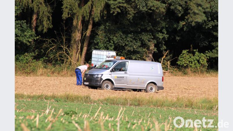 Lappersdorf: Wurfmine in Feld bei Erntearbeiten entdeckt - Sprengkommando muss Zünder noch vor Ort sprengen. Auer, Alexander