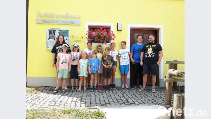 Die acht Teilnehmer des Ferienprogramm-Angebots zusammen mit Jugend und Jugendleiter Alexander Scharnagl (rechts). exb